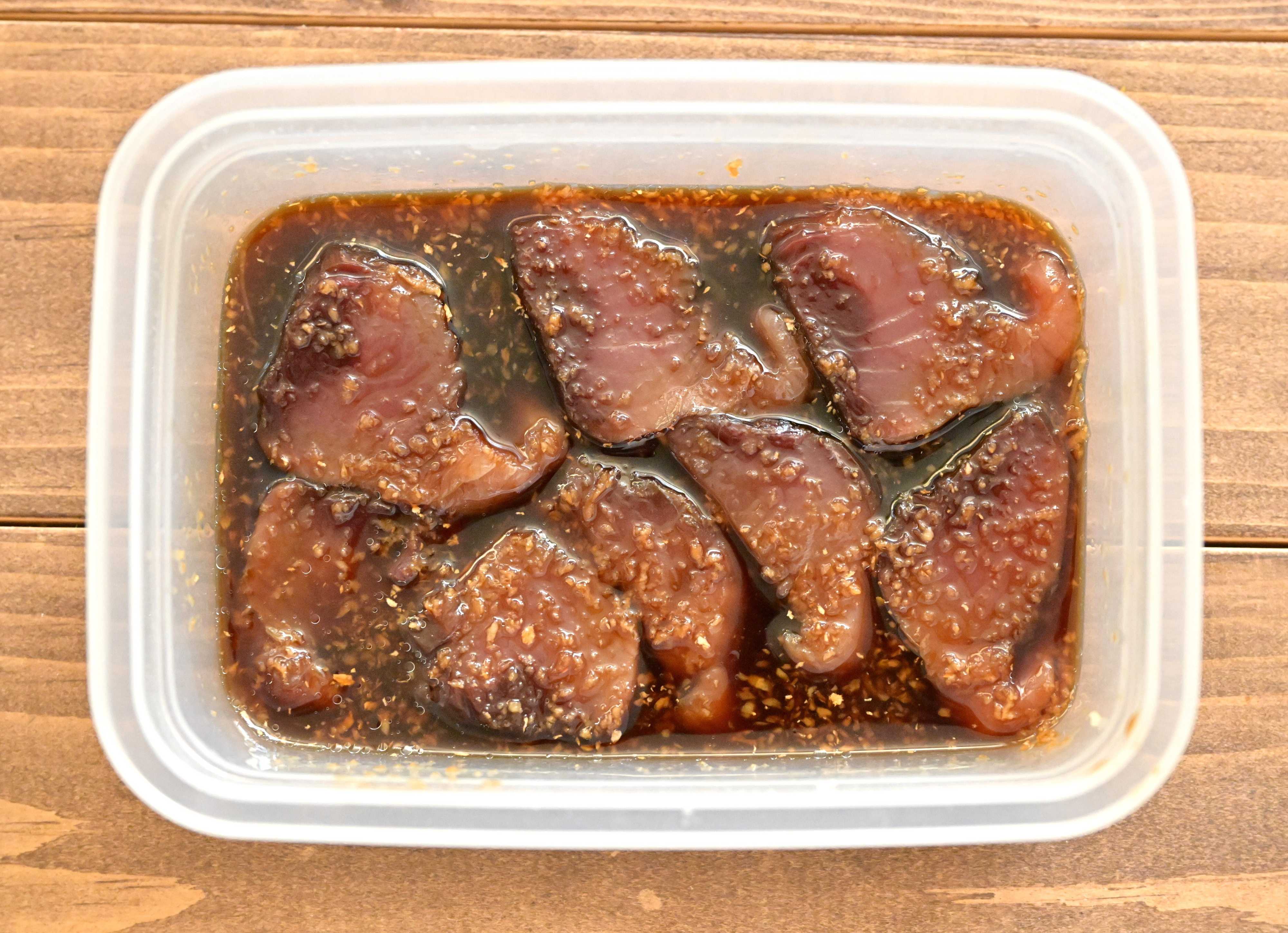 保存容器に入ったかつおの漬け