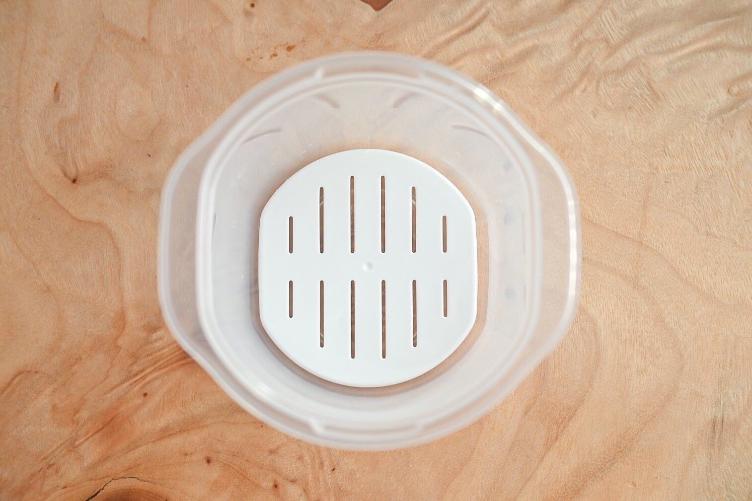 スリーコインズ　ごはん保存容器すのこ付き2個セット