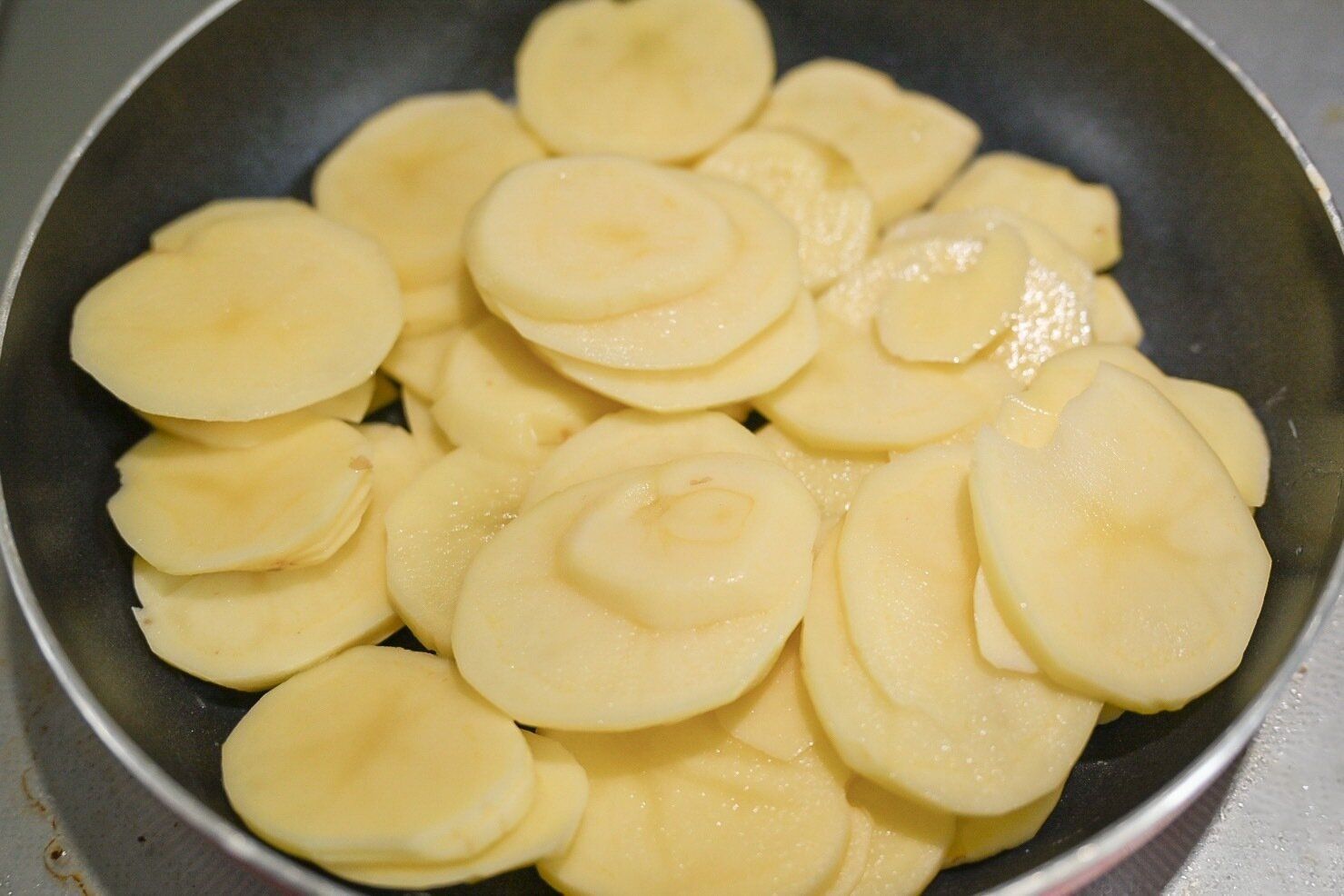 フライパンに入ったじゃがいも