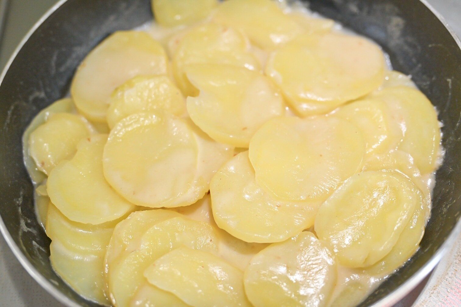フライパンに入った加熱したじゃがいも
