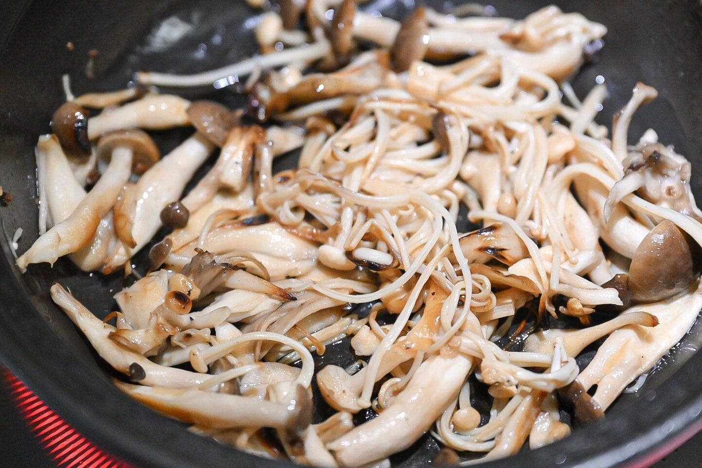 炒めたきのこ