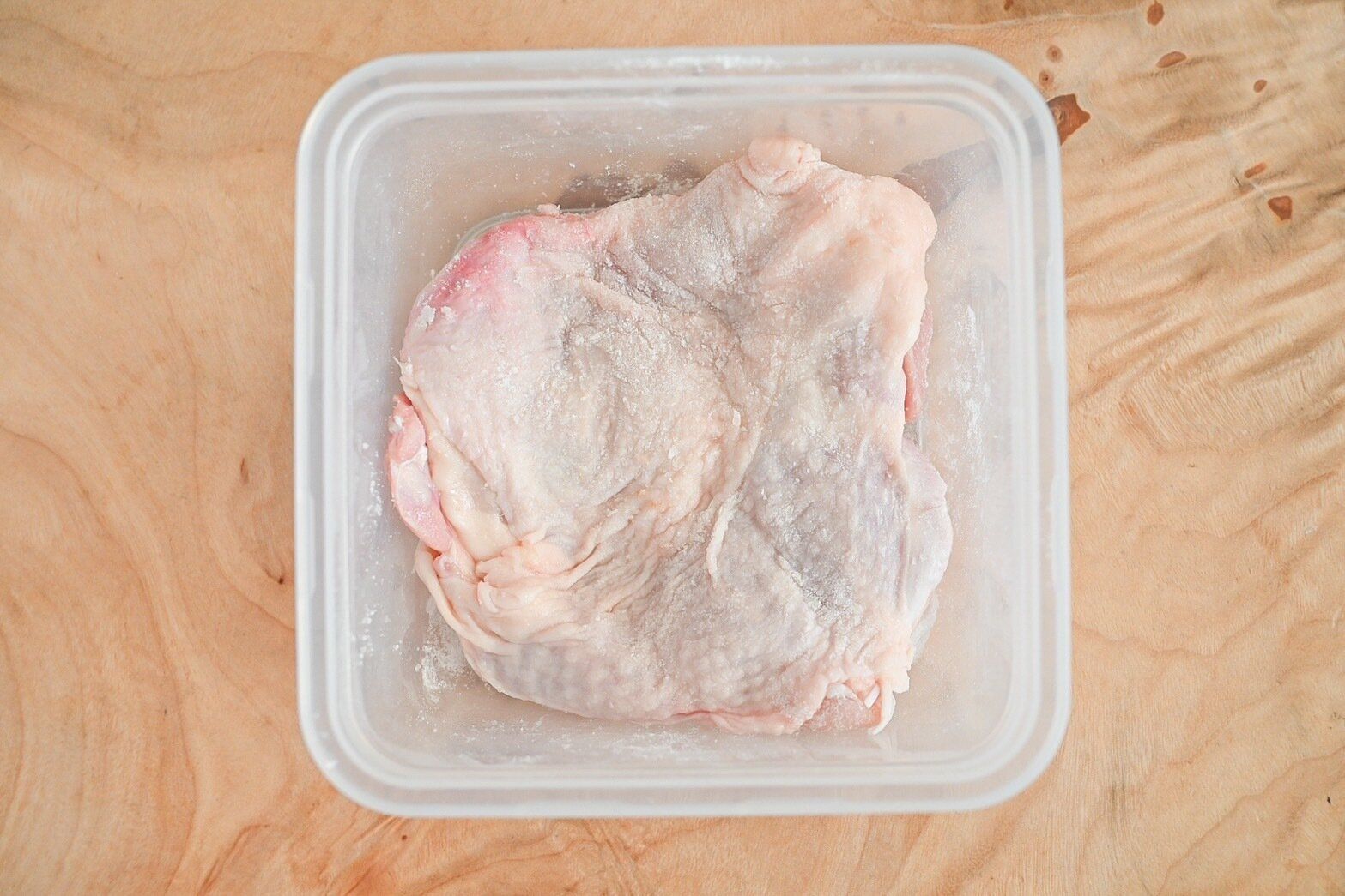 下味パウダーをまぶした鶏もも肉