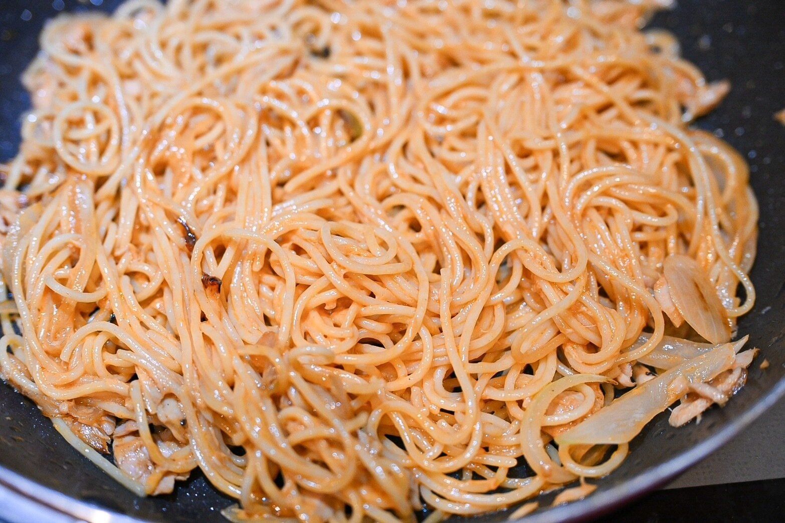 フライパンに入ったオマール海老クリームパスタ