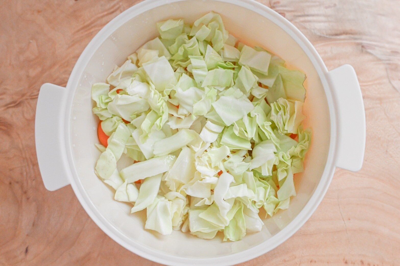 容器に入ったにんじんとキャベツ