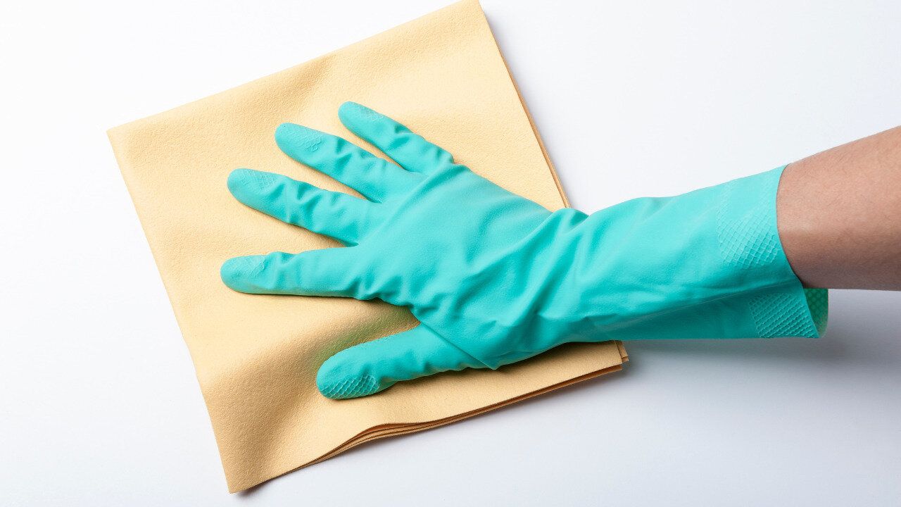 拭き掃除をしている写真