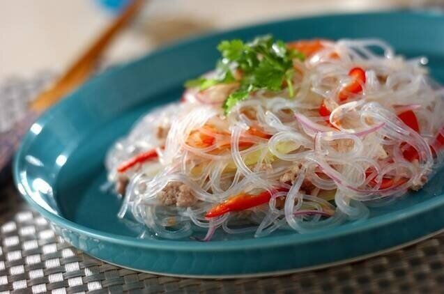 パクチーとエビのタイ風春雨サラダ