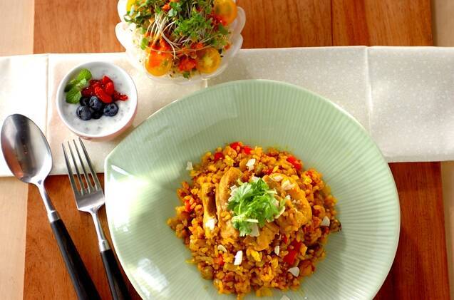 キヌアとチキンのターメリックピラフ