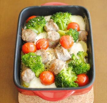 サルシッチャとモッツァレラ、彩り野菜のオーブン焼