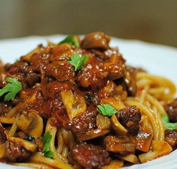 サルシッチャとキノコのラグーソースのスパゲッティ