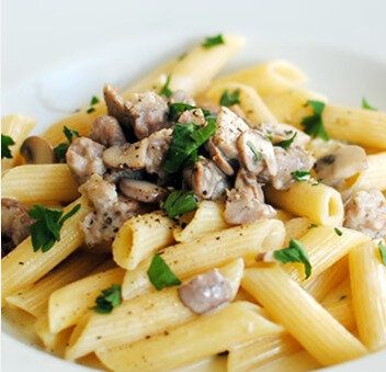 サルシッチャのクリームソース、ノルチャ風ペンネ