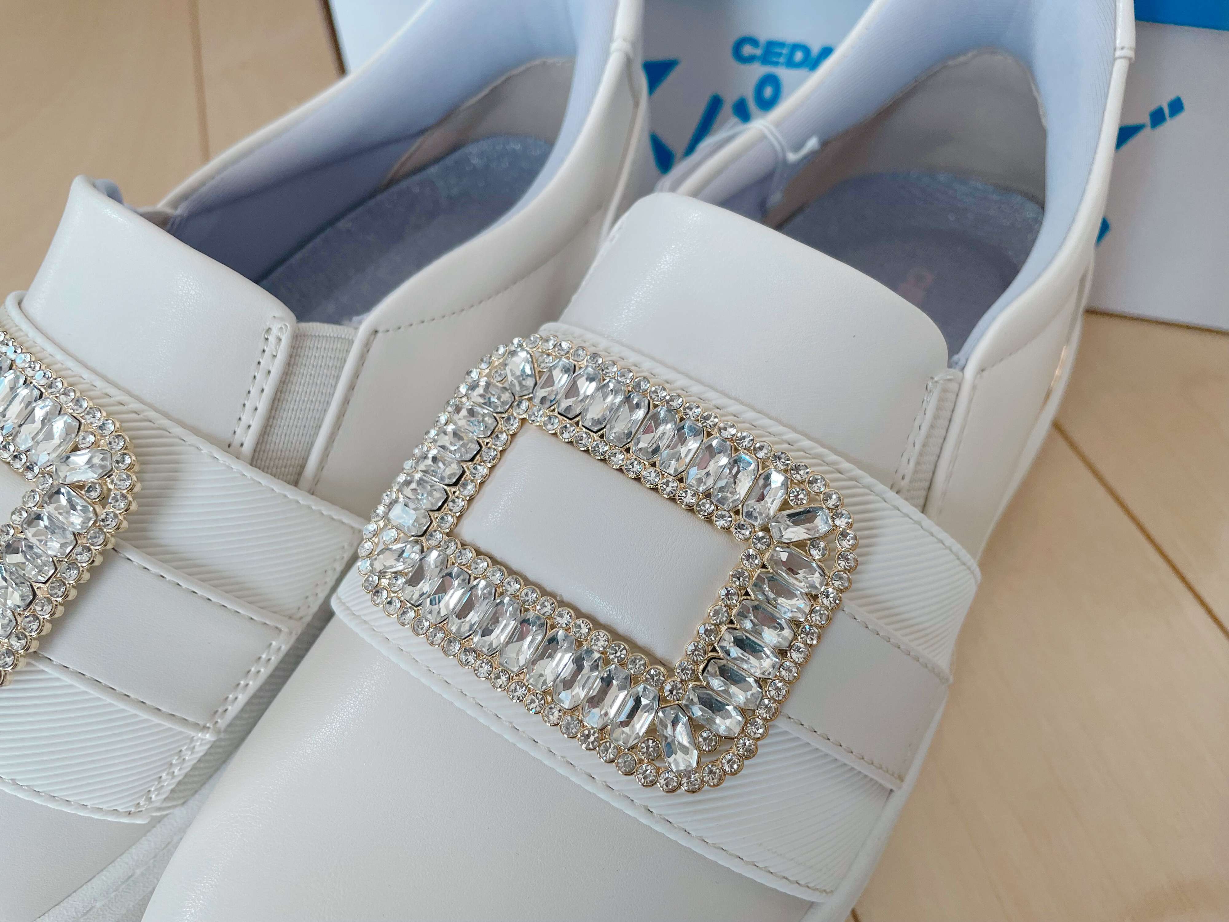 こだわりのビジューを施したスパットシューズ