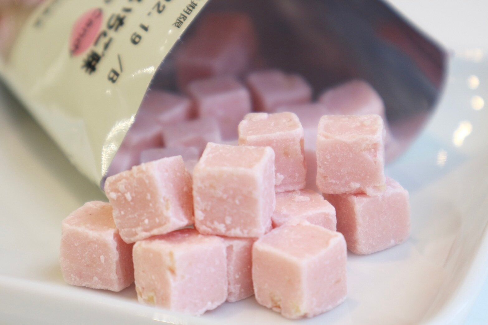 はじけるキャンディ入りチョコいちご味の中身