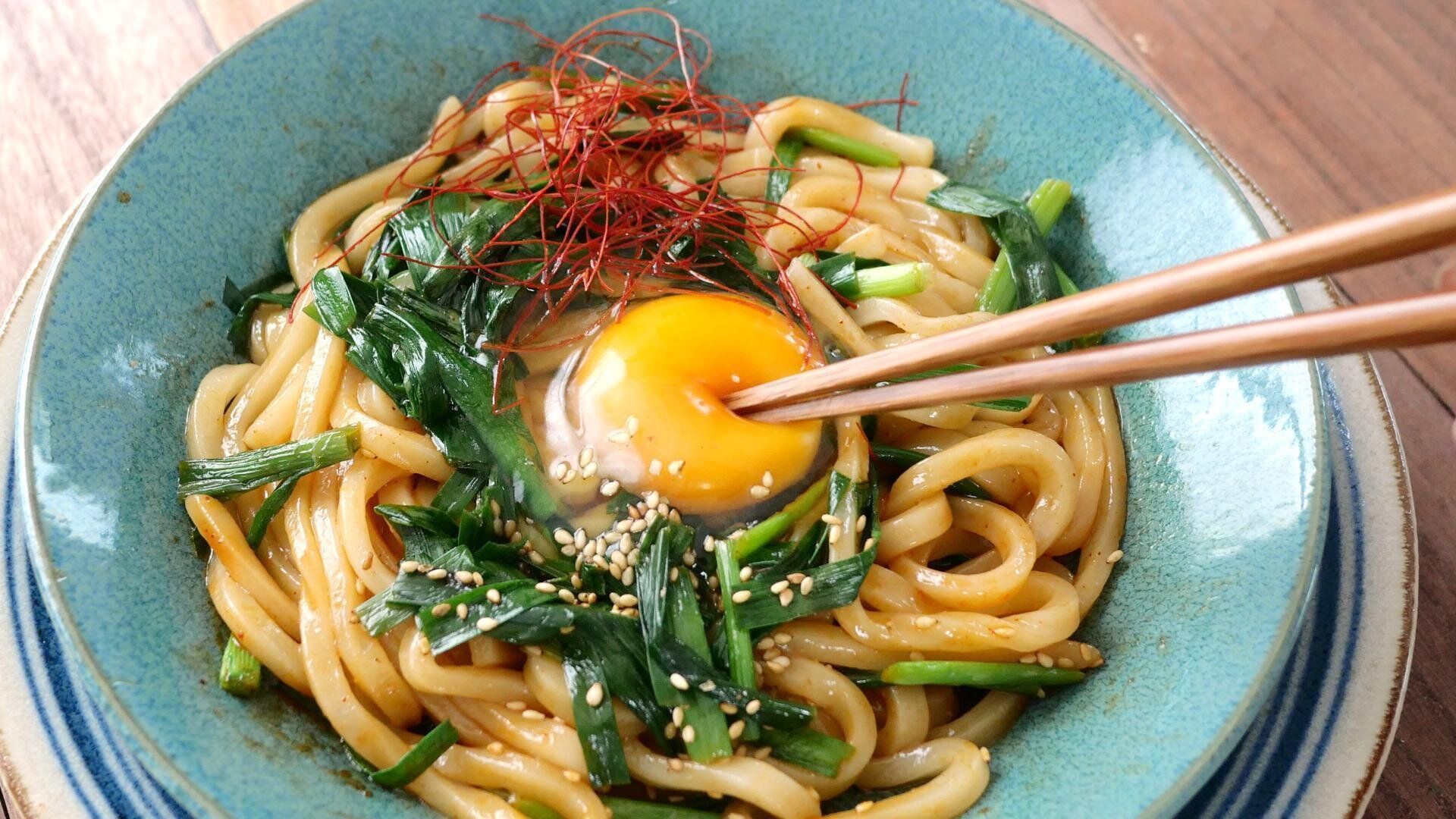 ニラと卵もピリ辛うどん