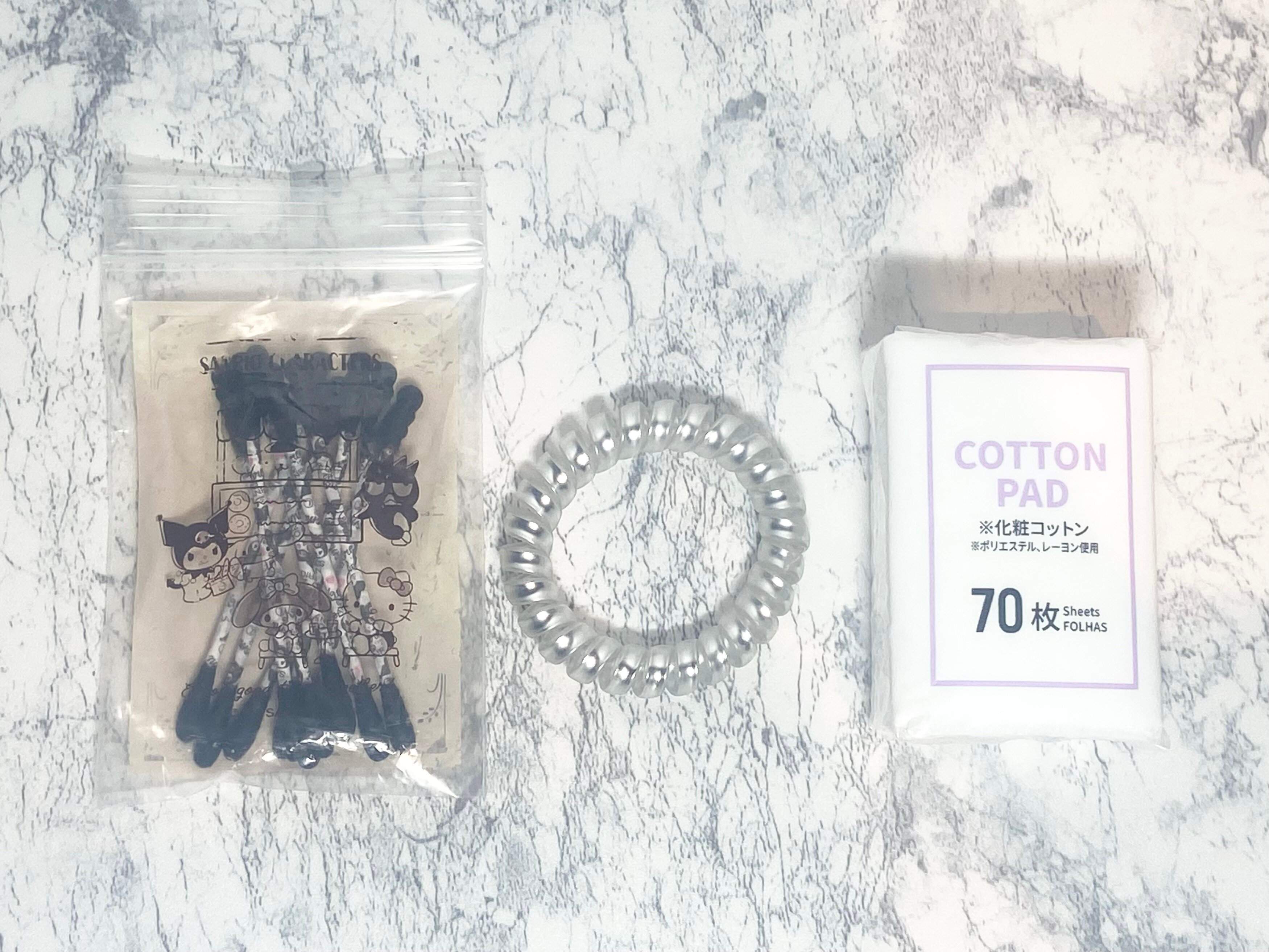 ダイソーの綿棒(クロミ柄)、ヘアゴム、化粧コットン