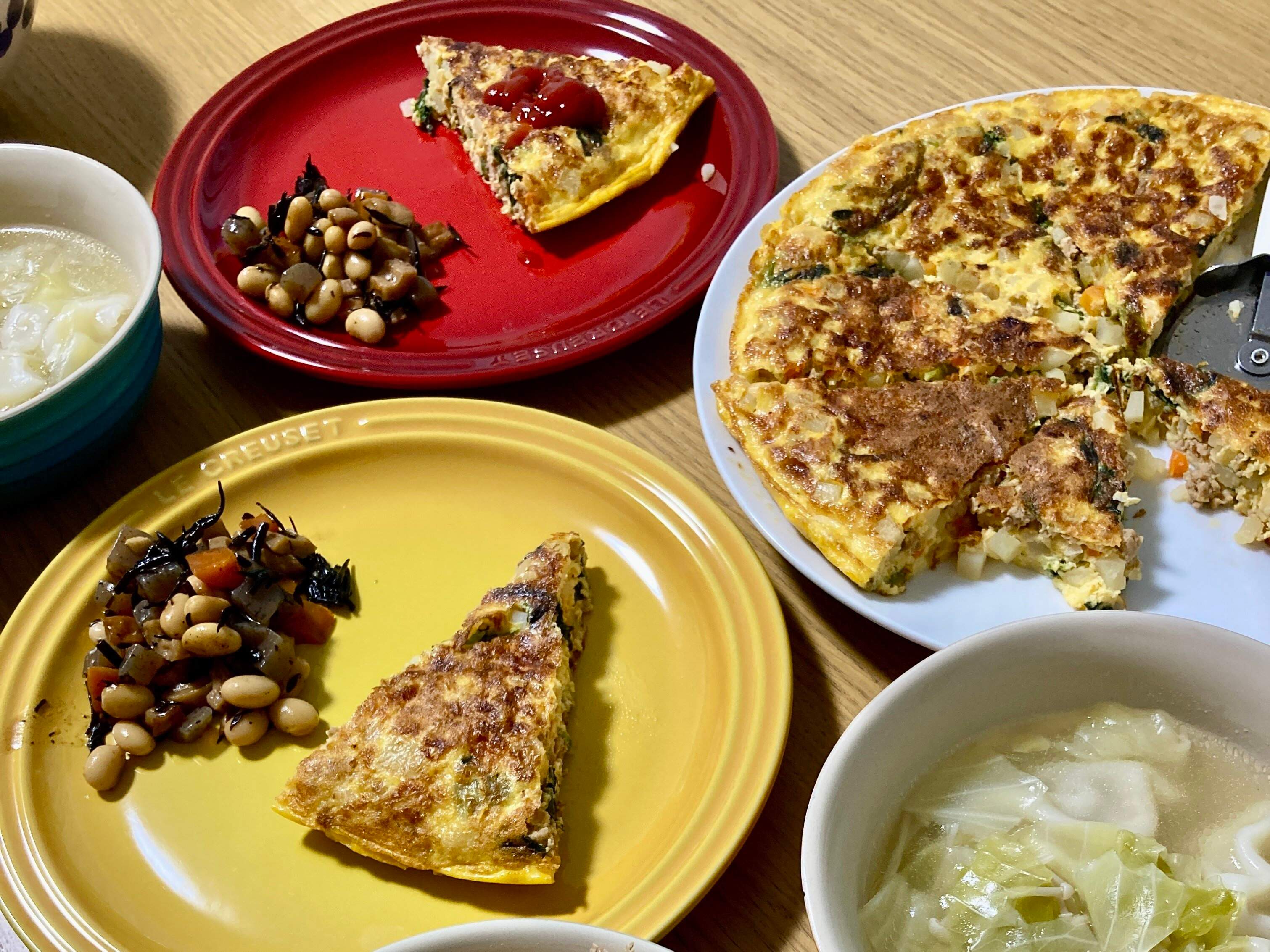 スペイン風オムレツとひじきの煮物プレート