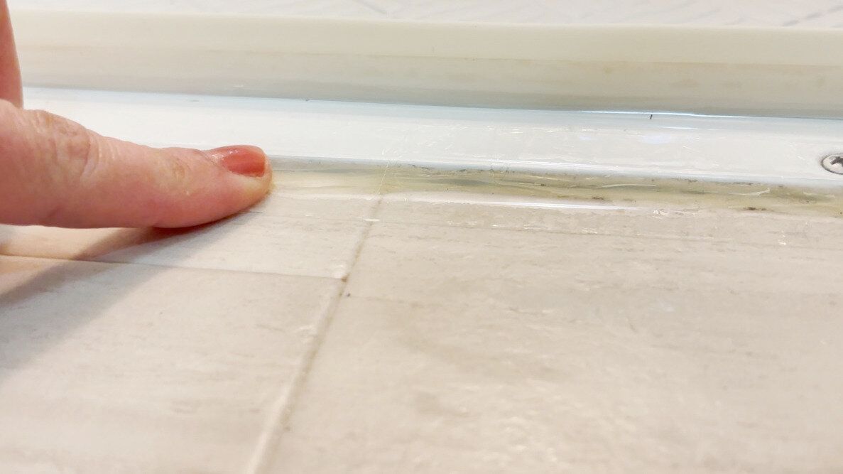 テープを貼り付ける