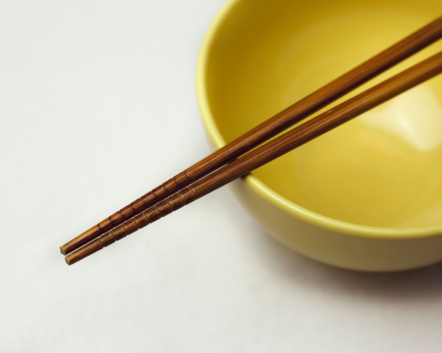 食器に箸を渡す「渡し箸」はNG