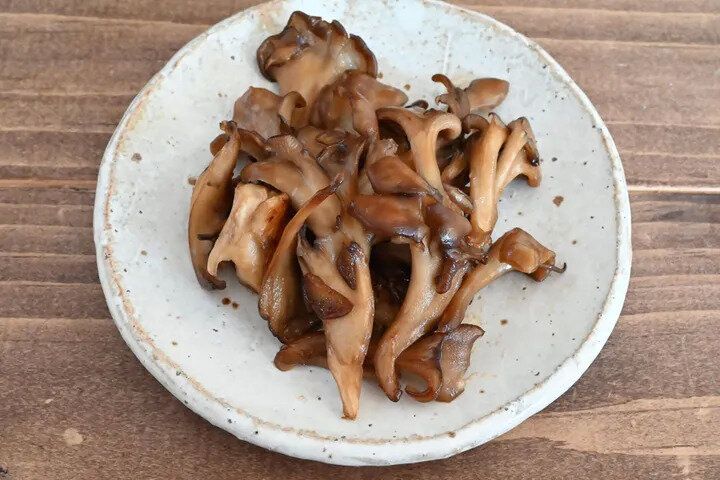 材料3つ！舞茸のバターめんつゆ炒め