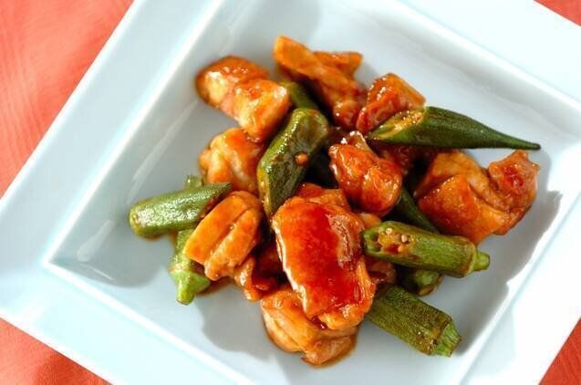 鶏とオクラのガーリックバターじょうゆ炒め