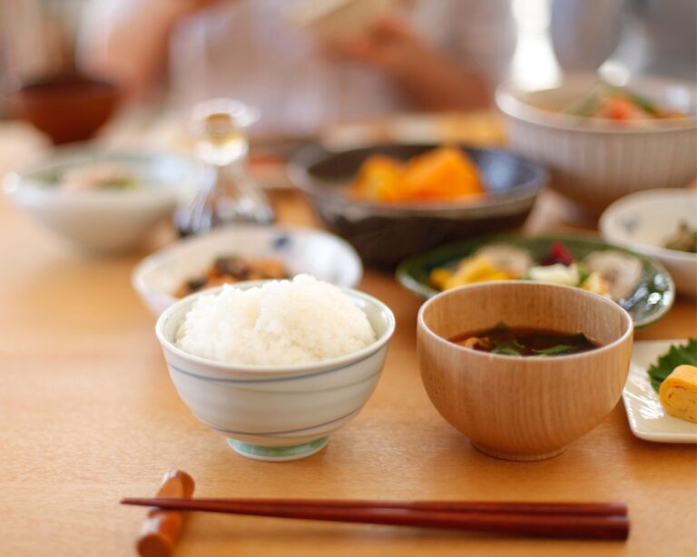 ご飯と汁物の正しい位置ってあるの？【子どもに伝えたい和食のマナー】