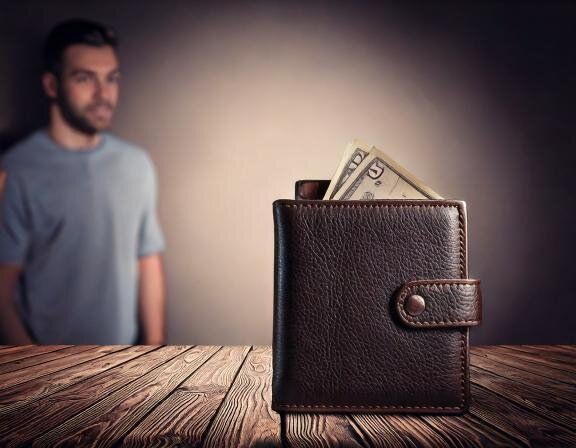 【夢占い】財布を盗まれる夢の意味とは？状況、人物、場所別に解説！