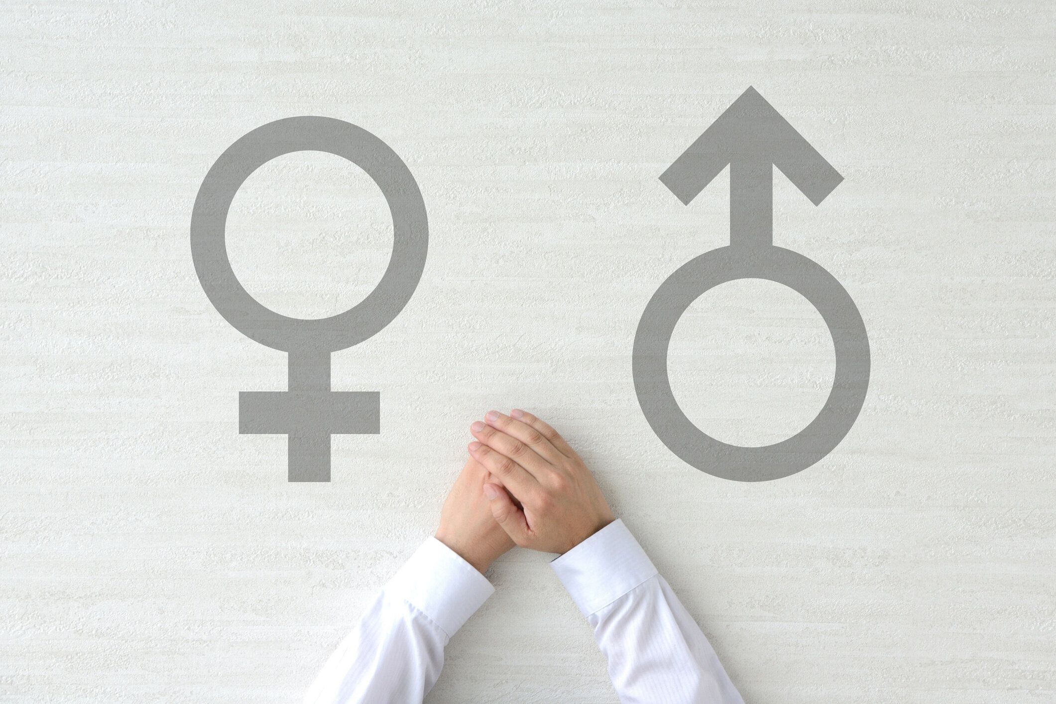 ジェンダーに悩む人の手