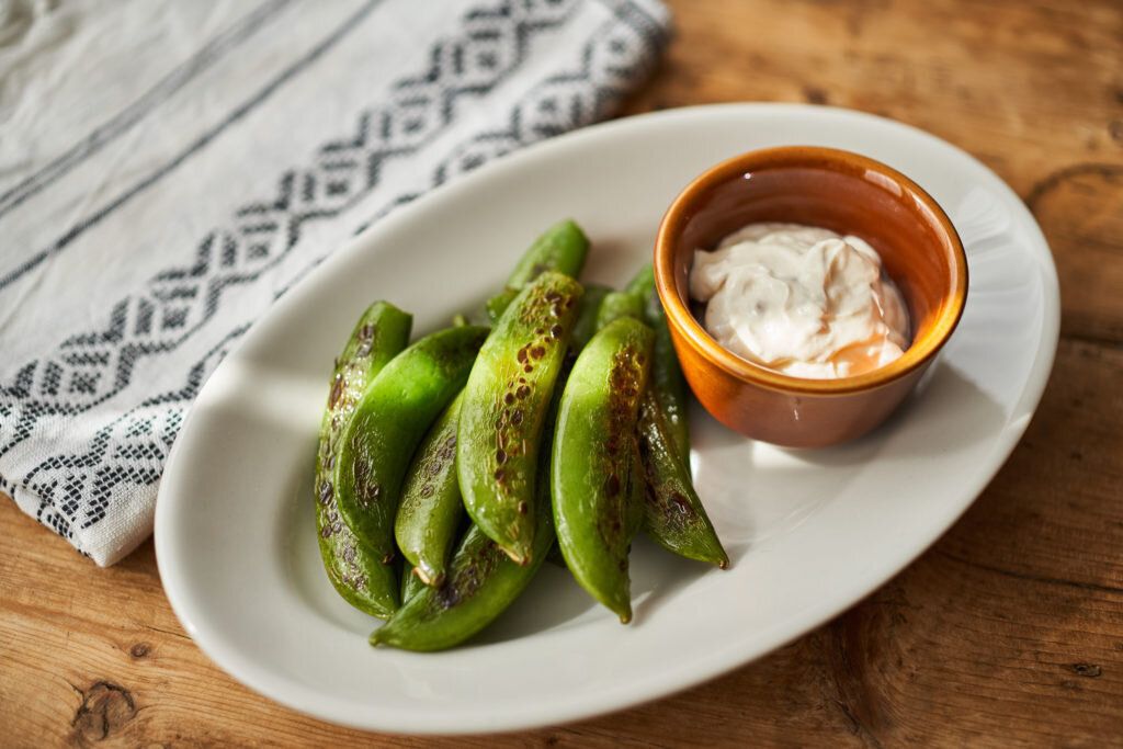 焼きスナップエンドウ ヨーグルトディップ