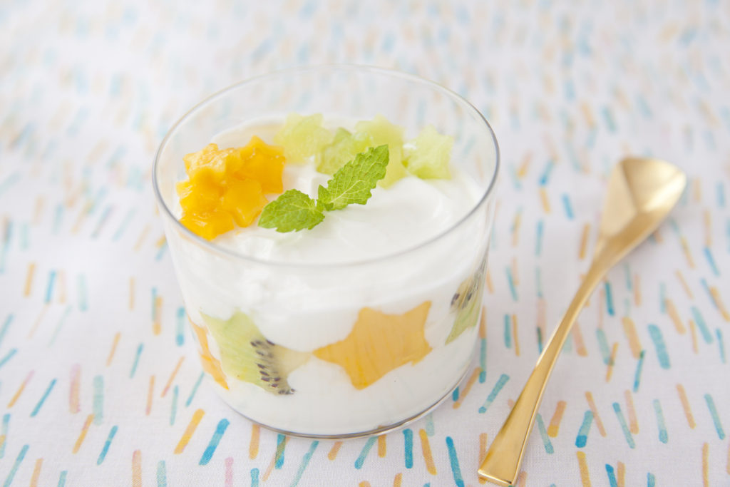 水切りヨーグルトとフルーツの七夕ミニパフェ