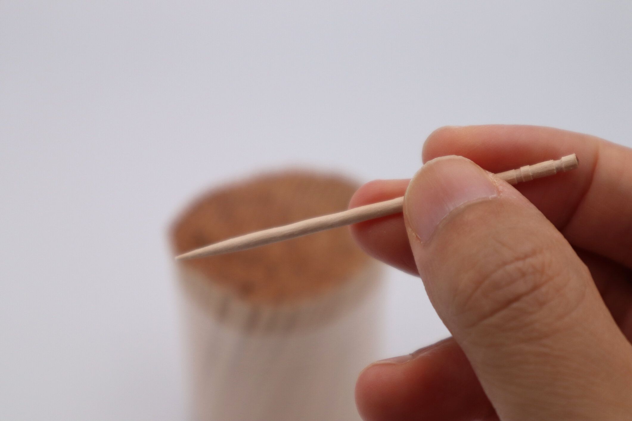 つまようじを持つ人