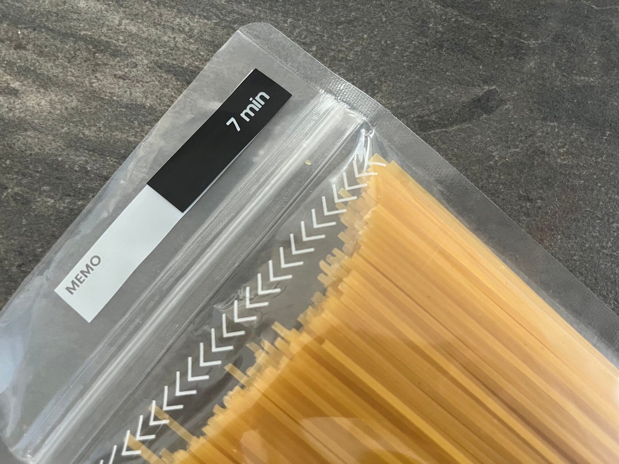 【ダイソー】「立つ」ストックバッグが便利!賢い使い方を整理収納のプロが解説