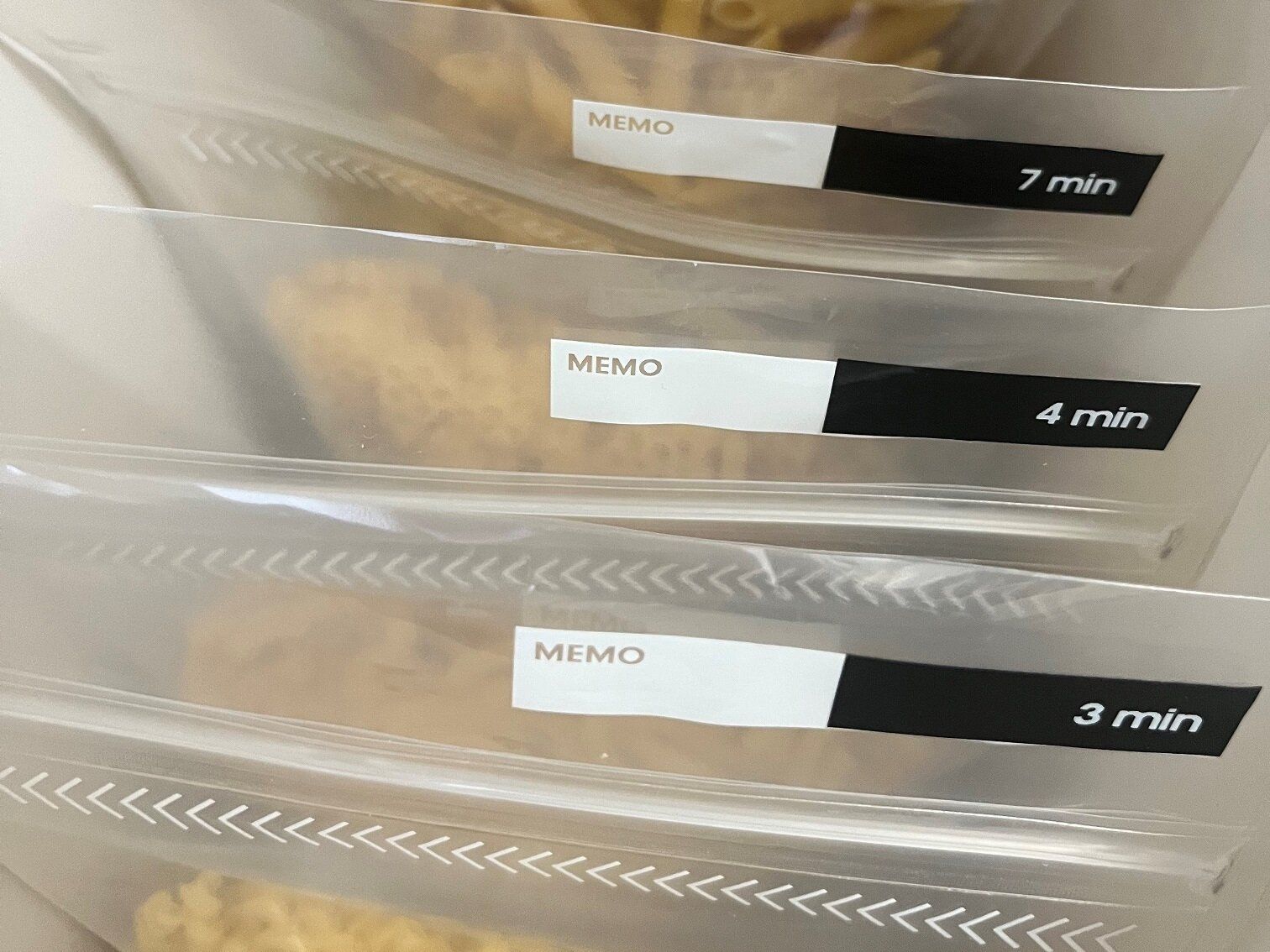 【ダイソー】「立つ」ストックバッグが便利!賢い使い方を整理収納のプロが解説