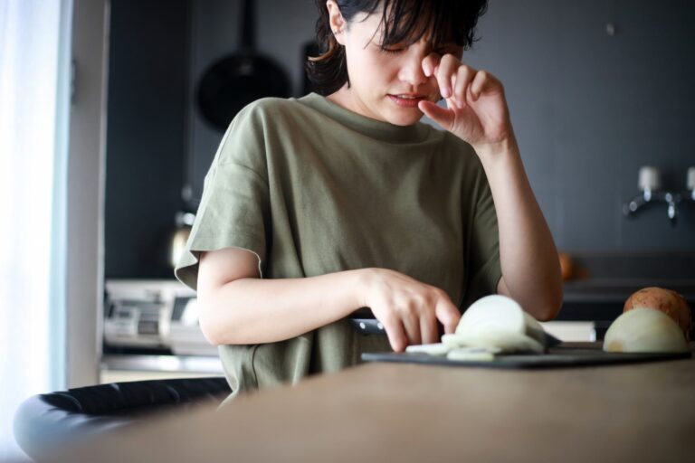 まだ泣きながら切ってるの？玉ねぎを切っても目や鼻が痛くならない裏ワザ