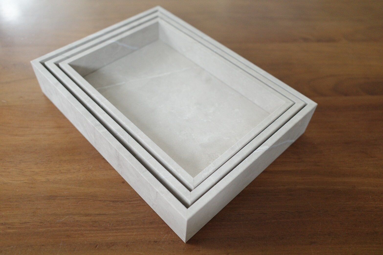 【セリア】ストーン調のウッドトレーでおしゃれに飾る収納術