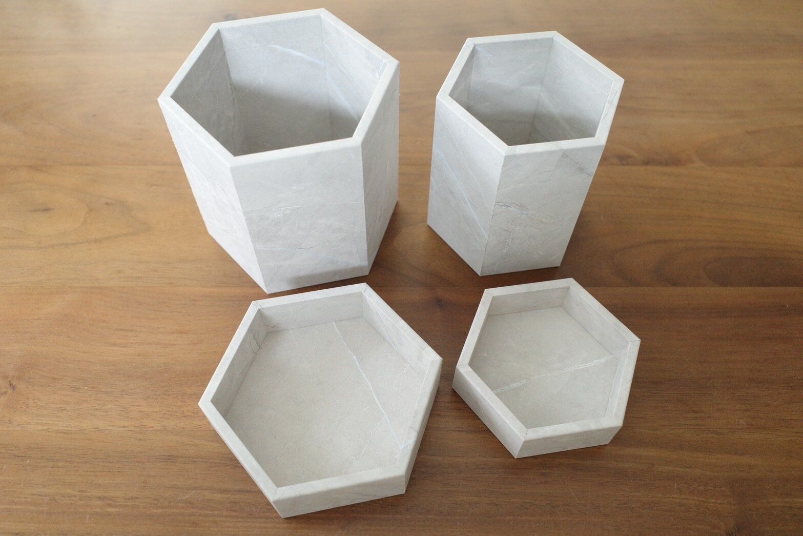 【セリア】ストーン調のウッドトレーでおしゃれに飾る収納術