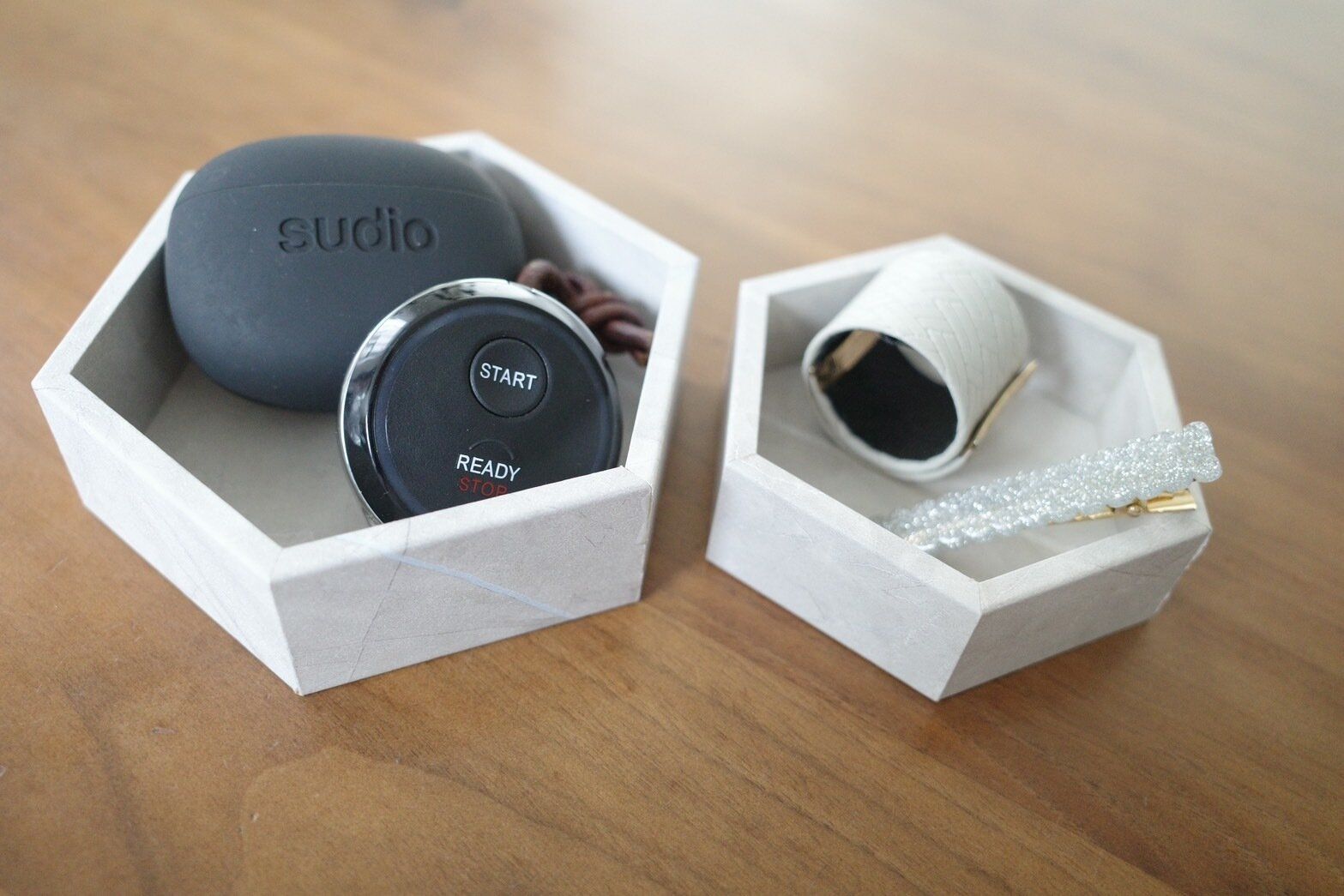 【セリア】ストーン調のウッドトレーでおしゃれに飾る収納術