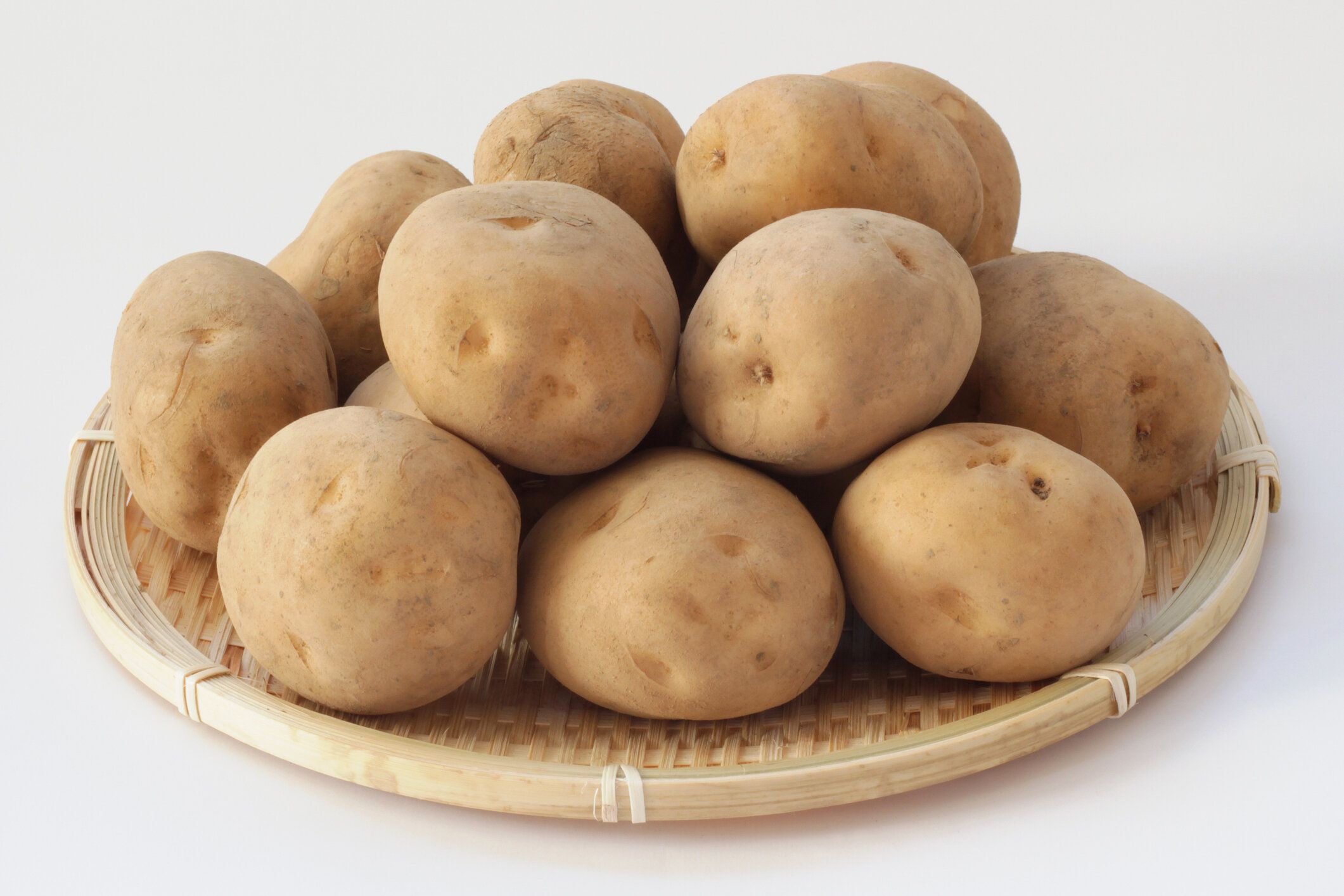竹ザルのジャガイモ