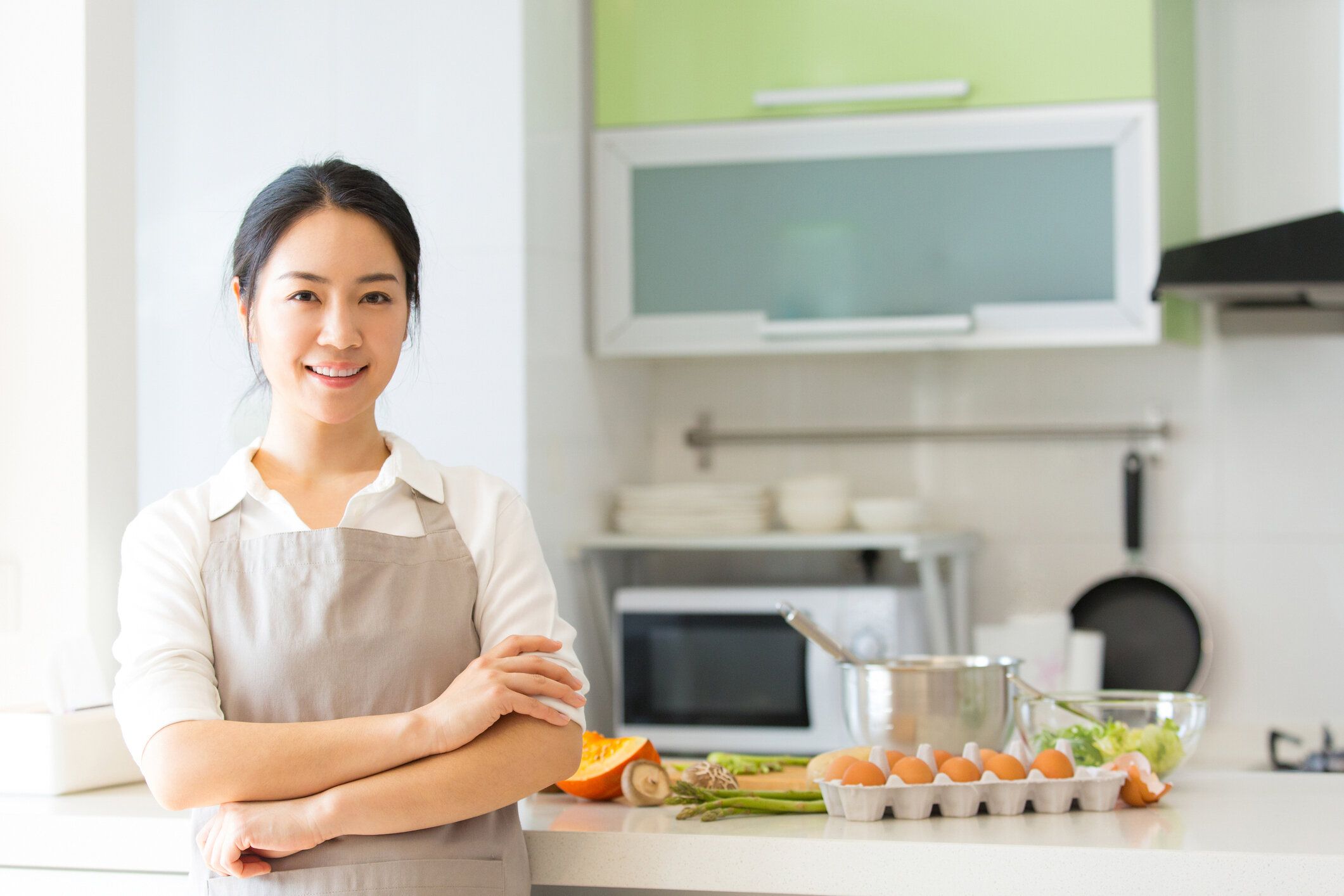 家族の台所で卵料理を準備する若い主婦やシェフ - ストックフォト