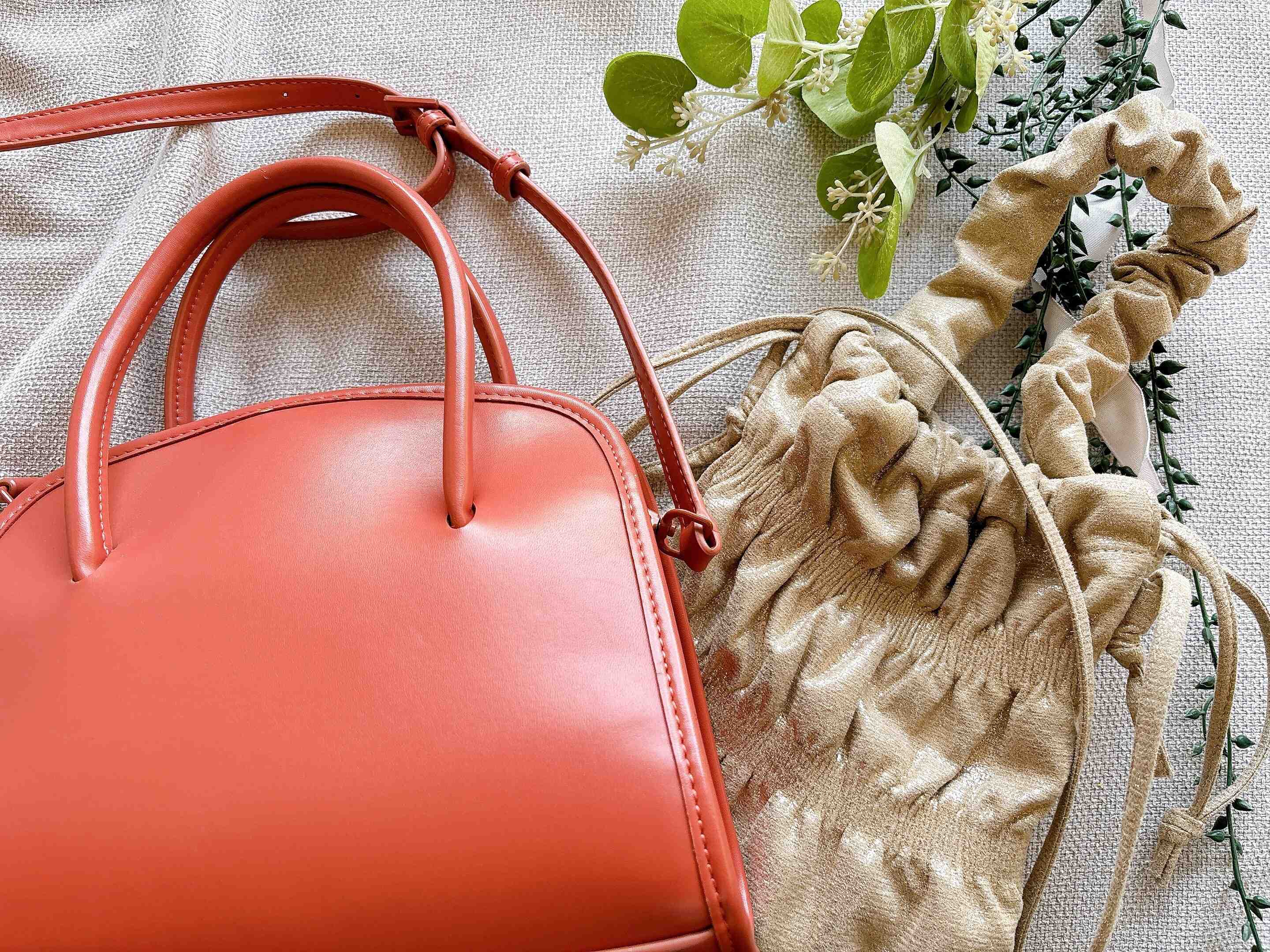 ピンクとゴールドのバッグ