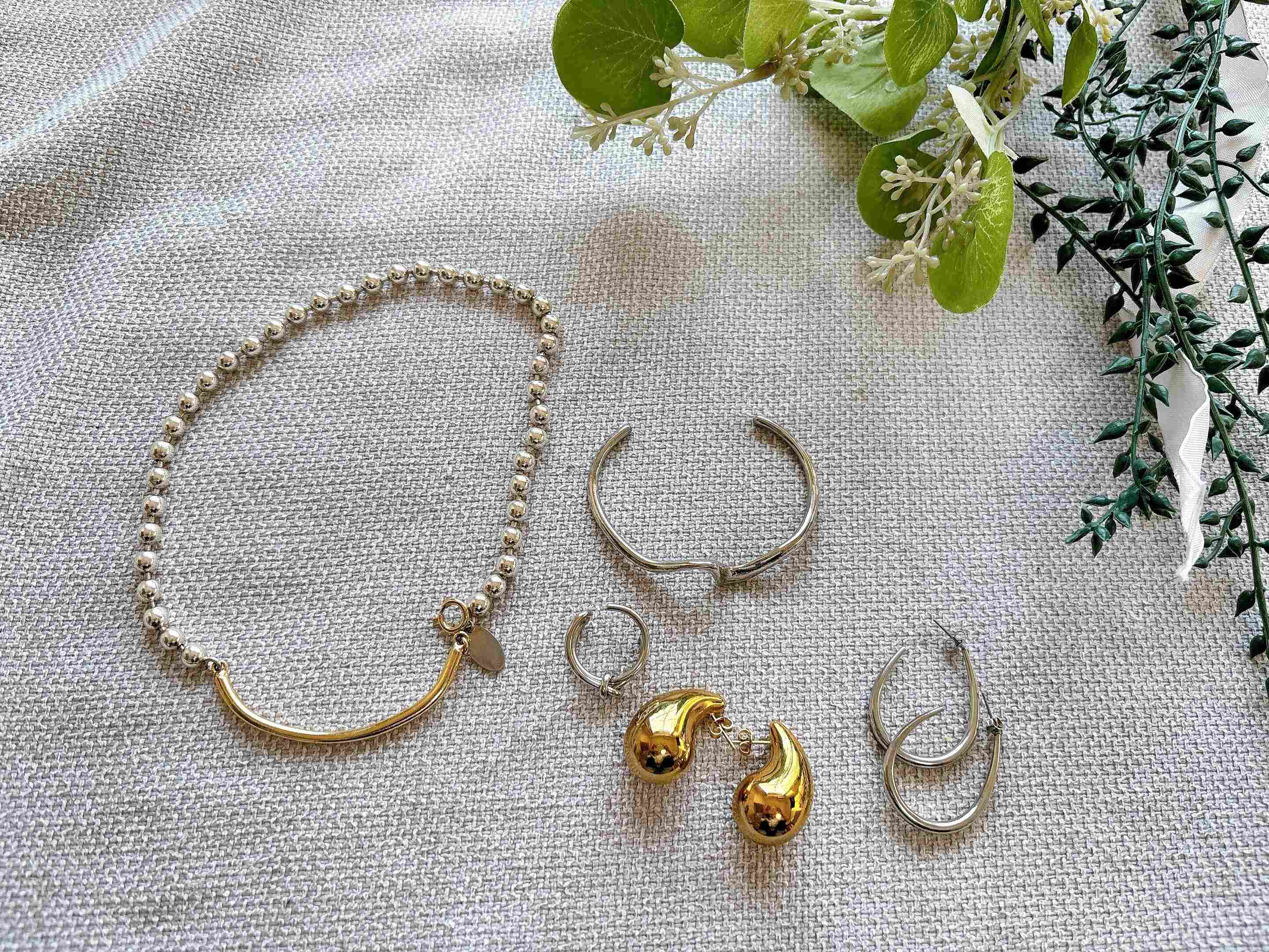 ゴールドやシルバーのアクセサリー