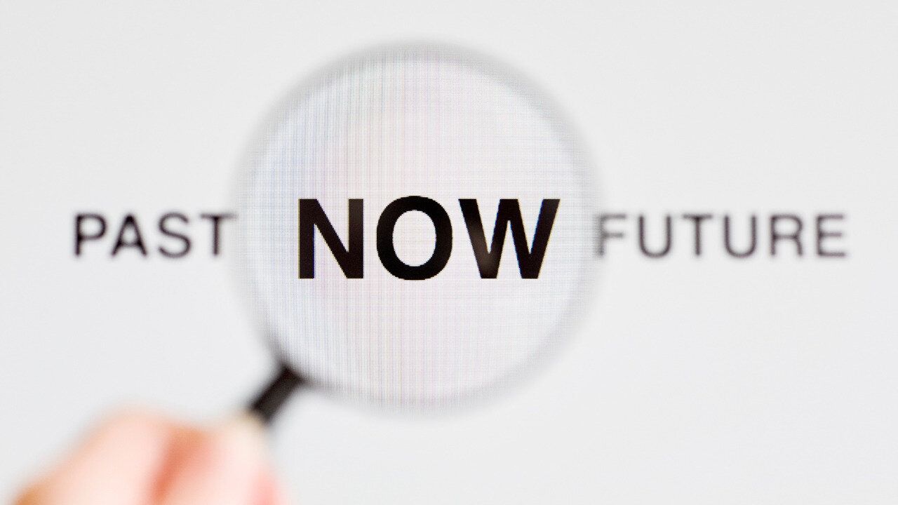 「NOW」が強調された画像