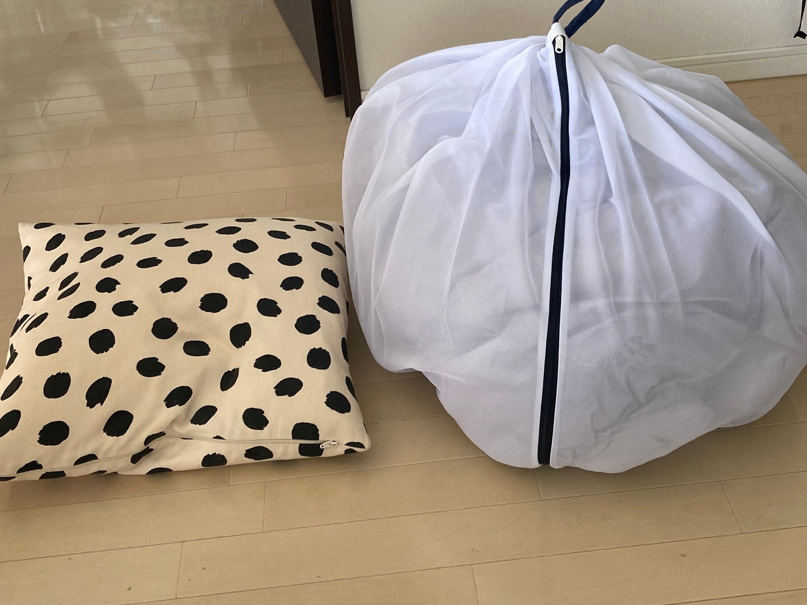 洗濯ネットに入れた布団とクッション