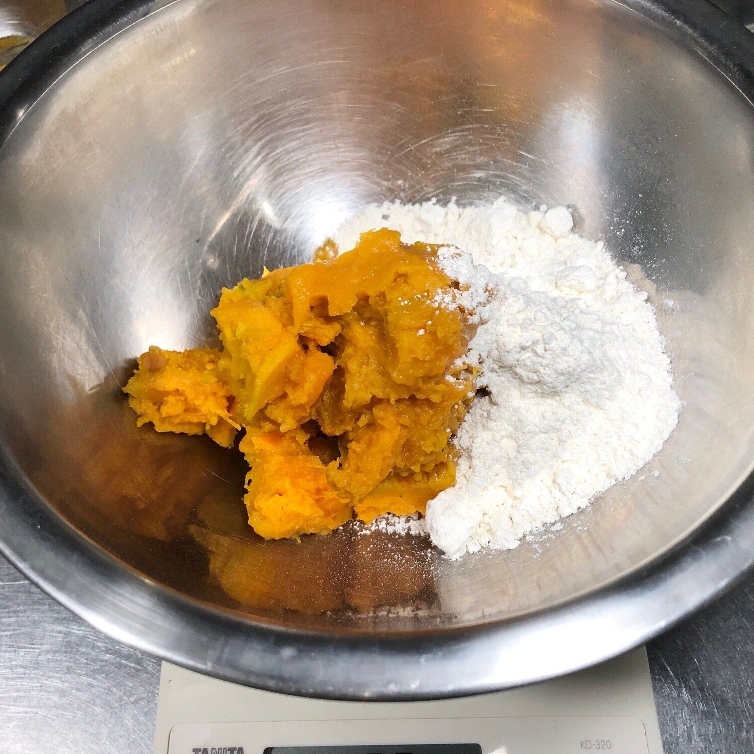 カボチャと小麦粉の比率は3：1から2：1などお好みでよい