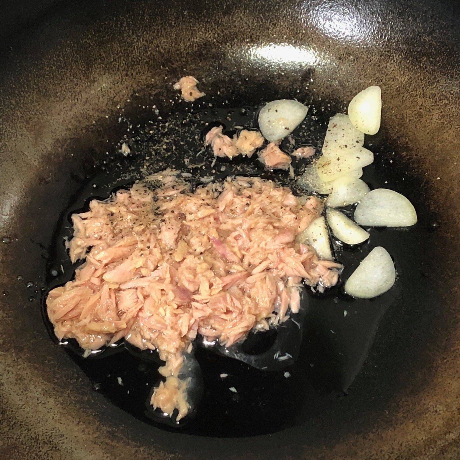 ツナをフライパンに