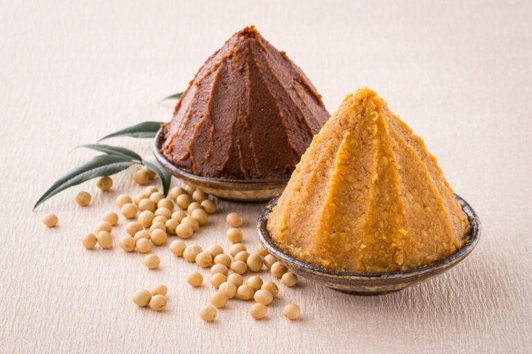 【管理栄養士監修】賞味期限切れの味噌は食べれる？保管方法や腐敗の見分け方を解説
