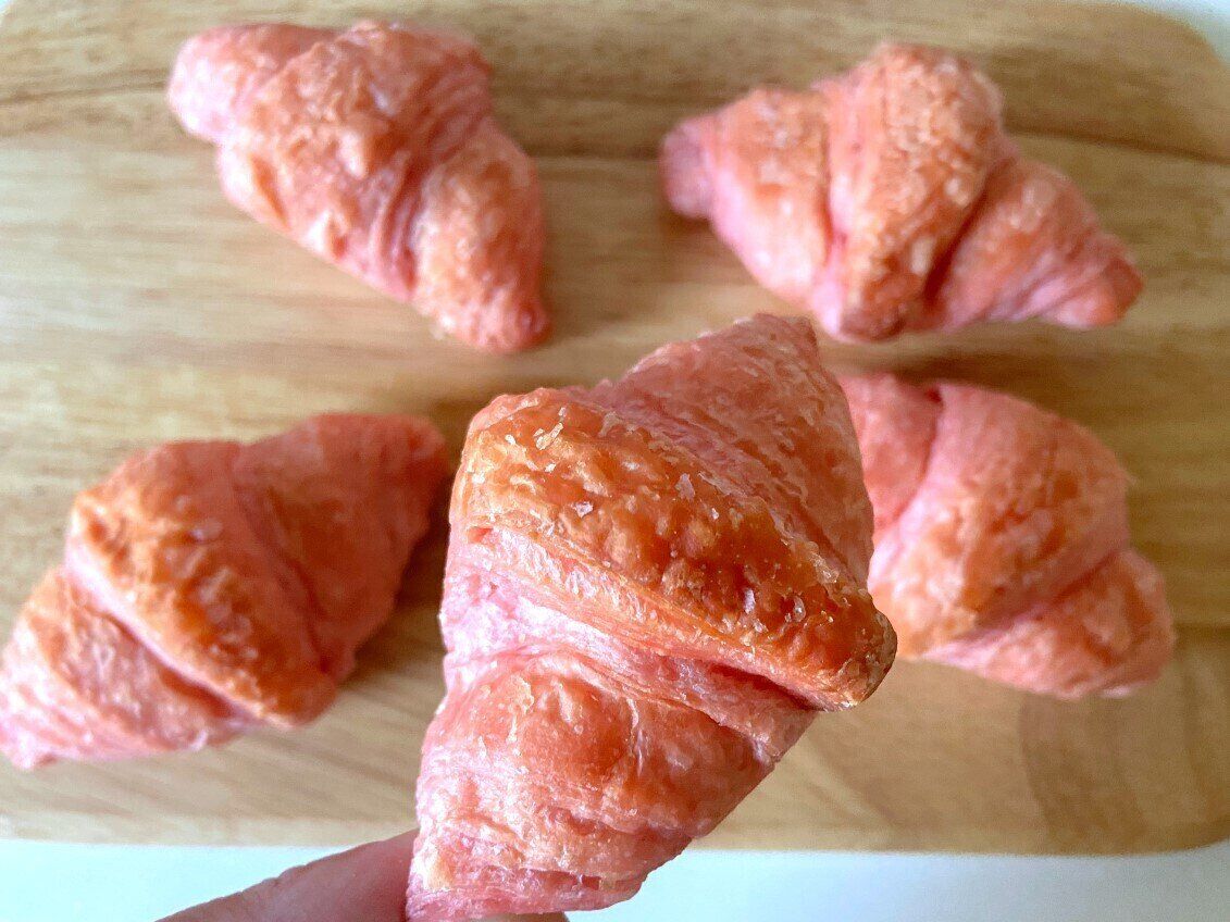 ピンク色のクロワッサン