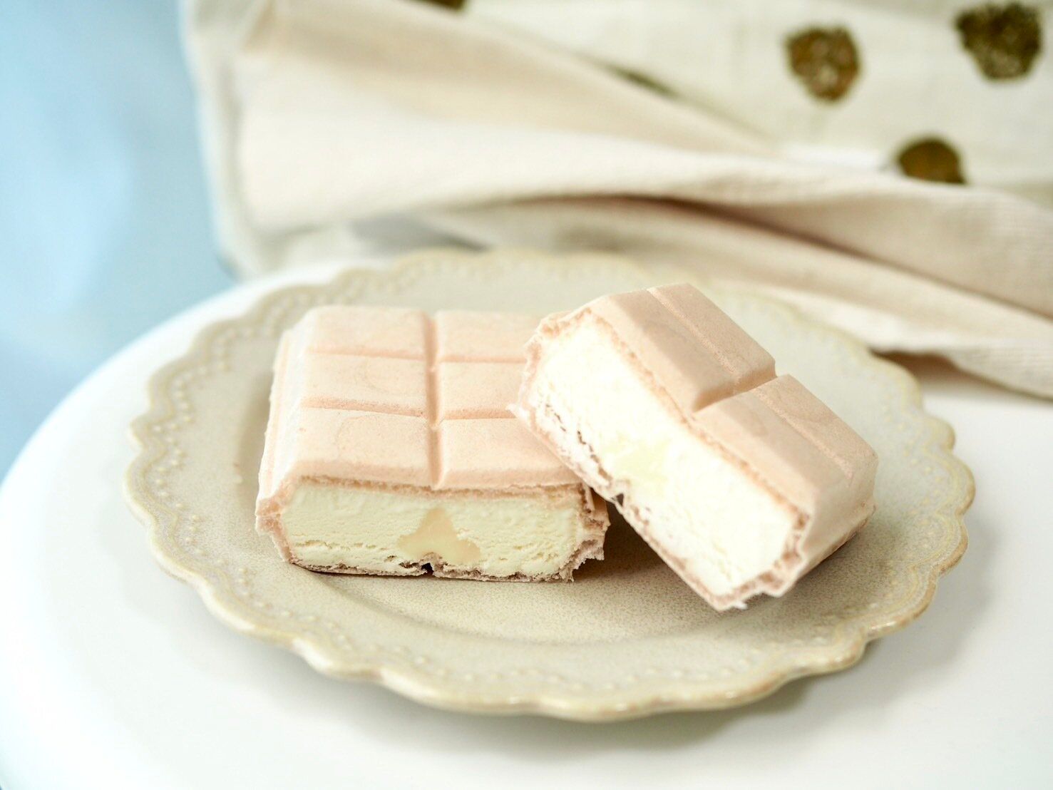 シャトレーゼ「八ヶ岳南牧村契約牧場しぼりたて牛乳モナカ」断面写真