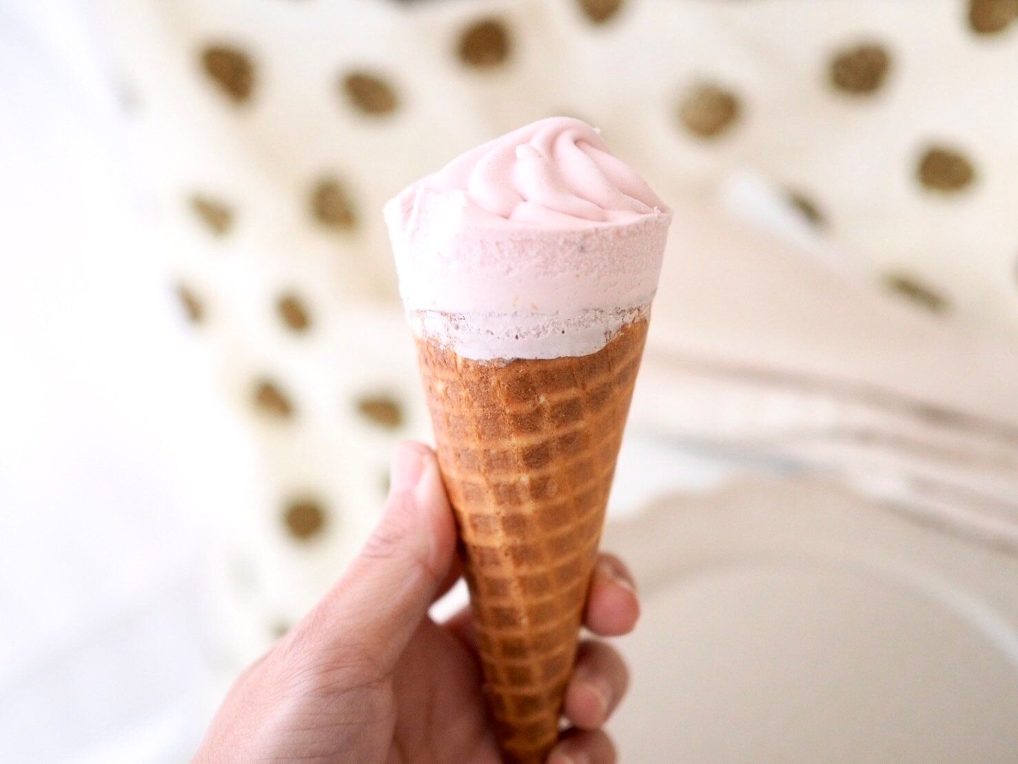 シャトレーゼ「福岡県産あまおう苺ソフト」開封後写真