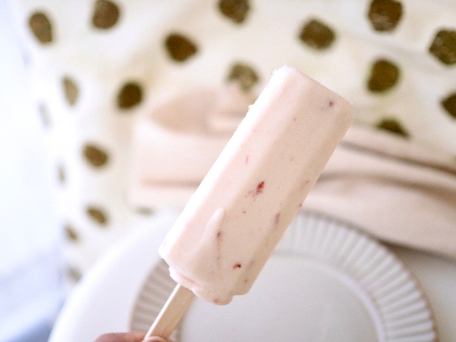 シャトレーゼ「八ヶ岳南牧村契約牧場しぼりたて牛乳バー いちご」商品写真