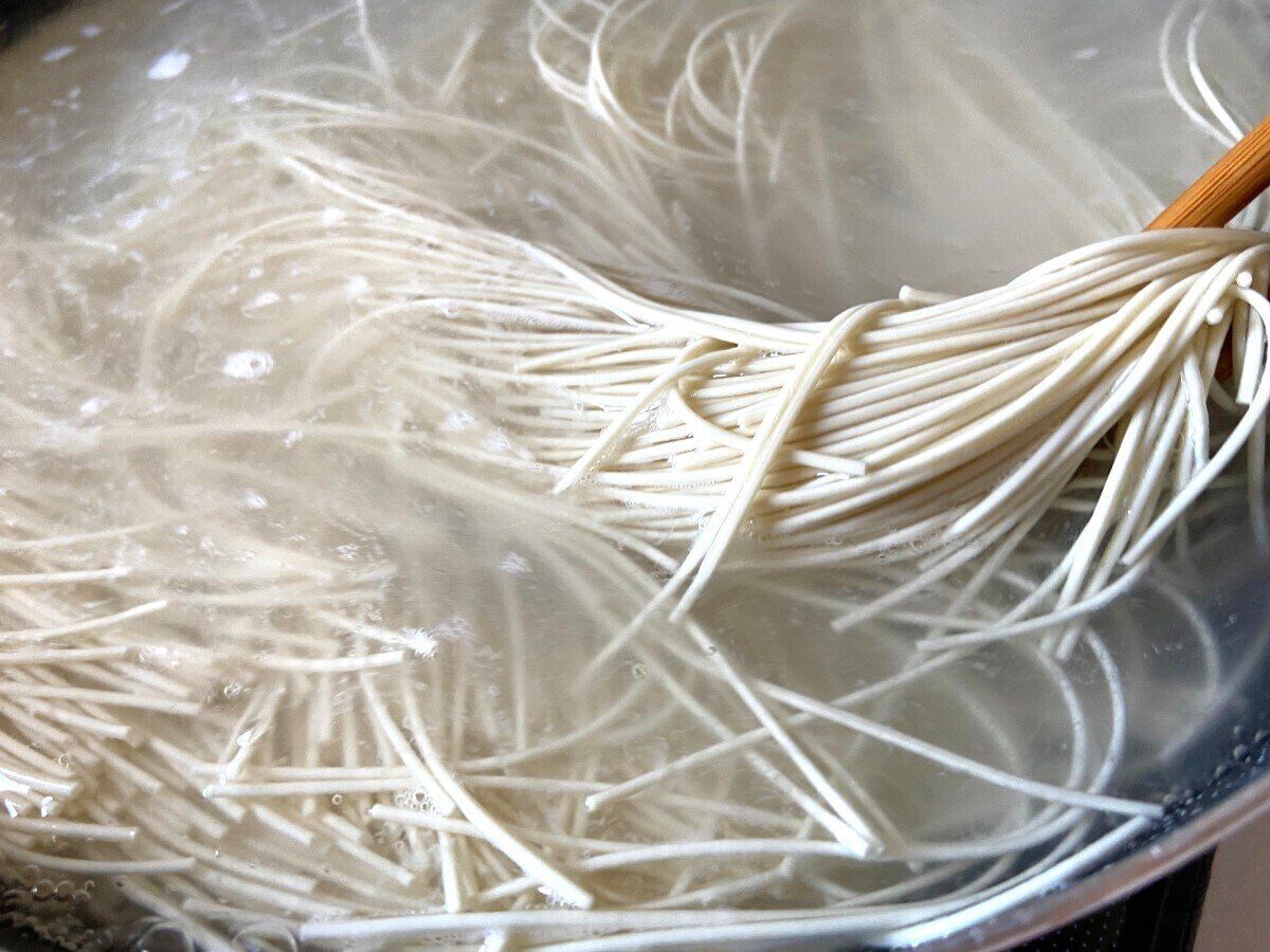 麺を茹でる