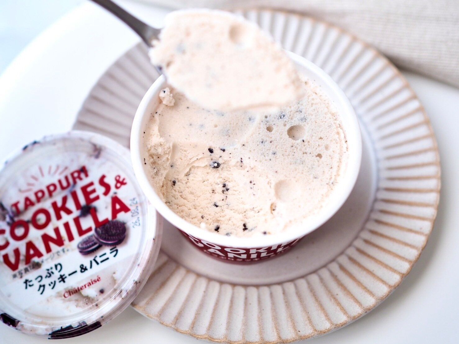 シャトレーゼ「たっぷりクッキー&バニラ」スプーンのせ写真